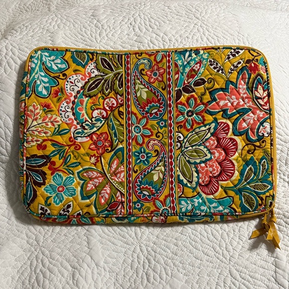 Vera Bradley Laptop Sleeve Provençal Pattern
Soft Shell. 17” x 12” x 1” - Picture 2 of 3
